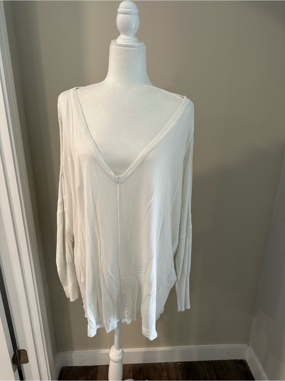 ellos Relaxed V-Neck Pullover Sweatshirt in Off-White